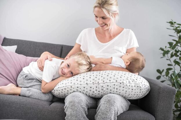 כרית הנקה והריון 100% כותנה ומילוי כדוריות EPS - אפור כוכבים Träumeland