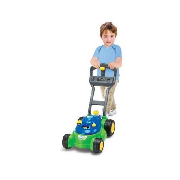 מכסחת דשא עם בועות סבון